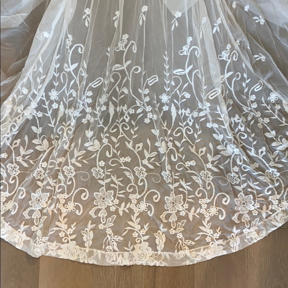 NWOT White Open Back Wedding Dress Size Medium/6-8